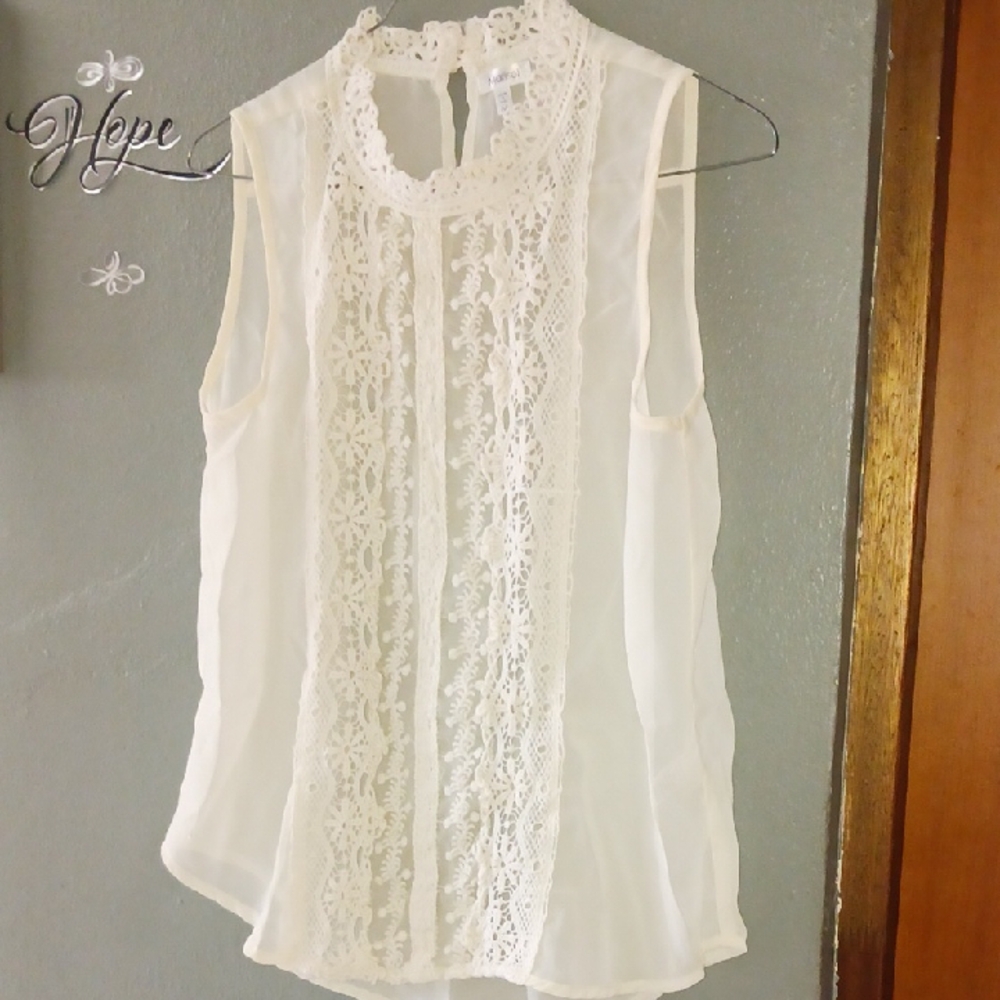 Chic Sleeveless Lace Blouse in Cream